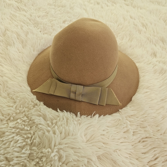 Accessories - Vintage Elegant Tan Women's Hat with Bow Accent